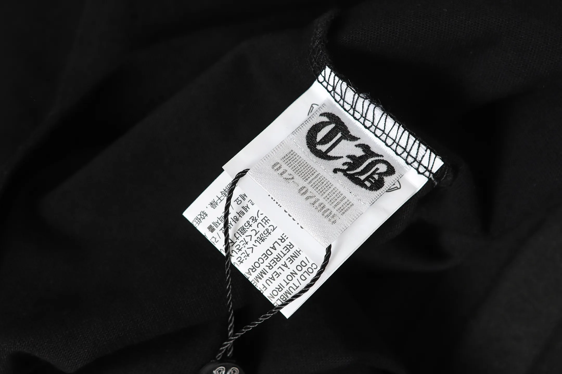 P180 Chrome Hearts CH Chrome Hearts Heavy Industry Horseshoe Sanskrit appliqué embroidered short-sleeved T-shirt Use imported Tajima machine embroidery Correctly configured Black 2025 Chrome Hearts nylon bag authentic packaging 260 grams of custom-dyed double-yarn cotton Large version Loose and stylish Differentiated from low version slim and long version The upper body pulls the hips 100% commitment: top quality Do not make fast food The highest version on the market Top quality - different from the ordinary versions in the market If you care about quality You must also respect the price. Absolutely zero after-sales service. The return rate so far is 0. It’s hard not to love the style. - 260g custom-dyed double yarn fabric. - Correct high-density main mark, washed tag, hand-sewn.